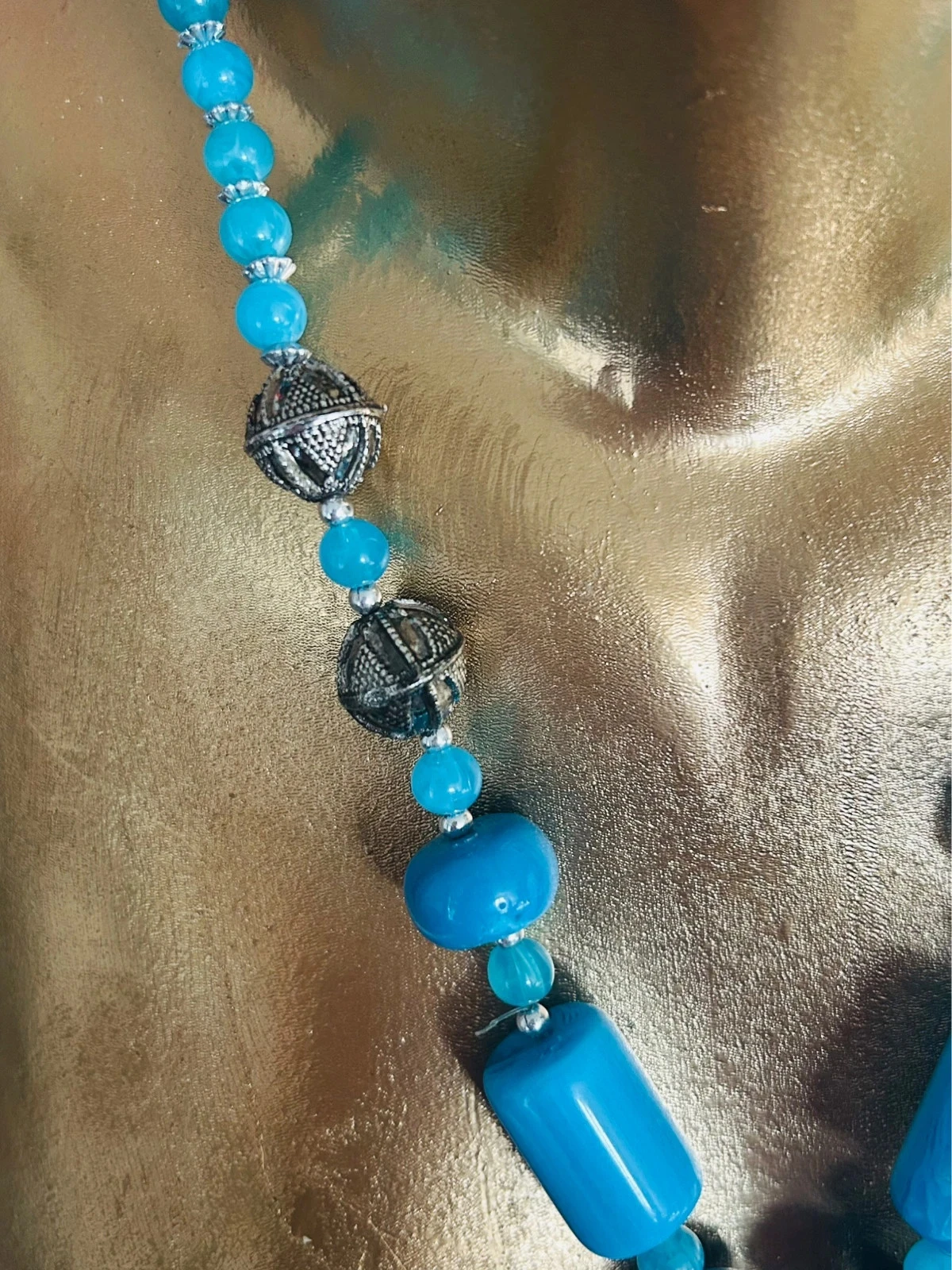 Tipo retro, collar de grandes perlas marmoleadas – photo 4
